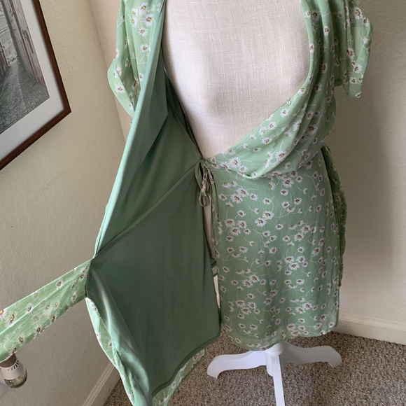 ALL IN FAVOR Light Green Floral Print Wrap Dress Size Small - Picture 9 of 16